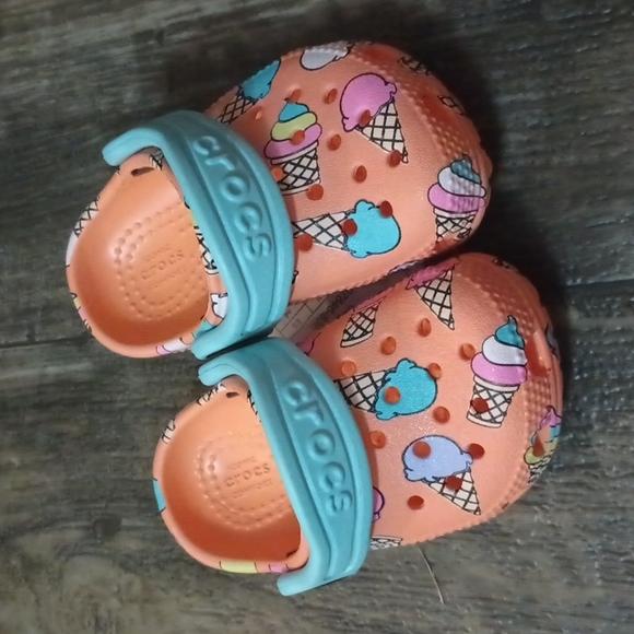 SOLD 💕 HP 🎉Toddler Classic Pool Party CROCS - Picture 5 of 15